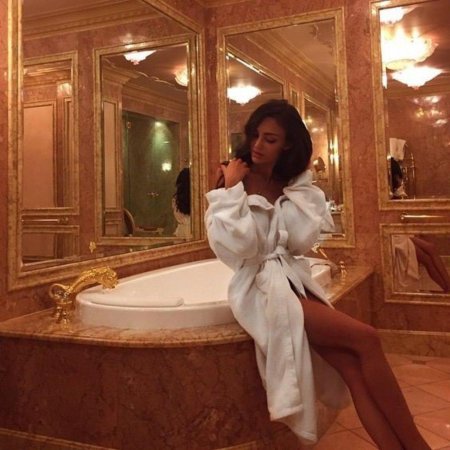 Девушка в халате