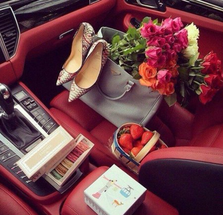 Атрибуты роскошной жизни