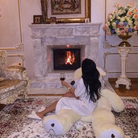 Девушка в богатом доме