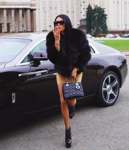 Брюнетка в шубе