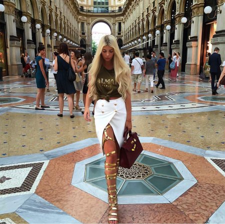 Богатая блондинка