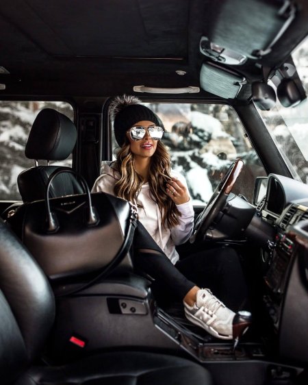 Девушка с автомобилем