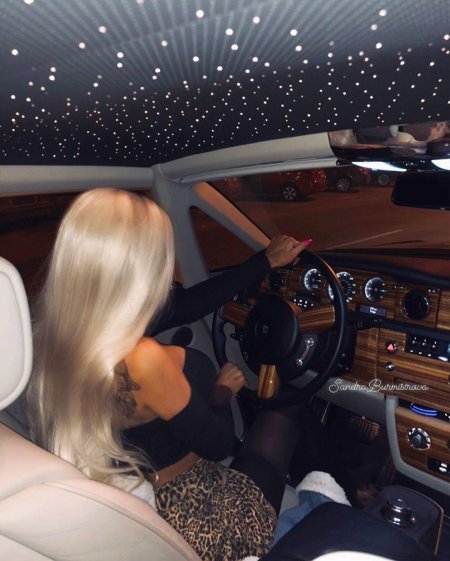 Блондинка в машине