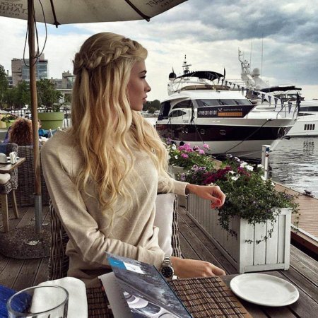 Блондинка в ресторане