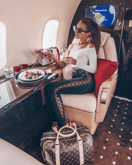 Богатая девушка