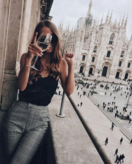 Стильная девушка селфи