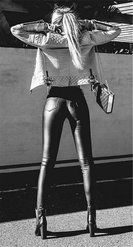 Девушка в кожаных брюках