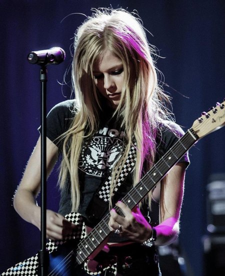 Avril lavigne с гитарой
