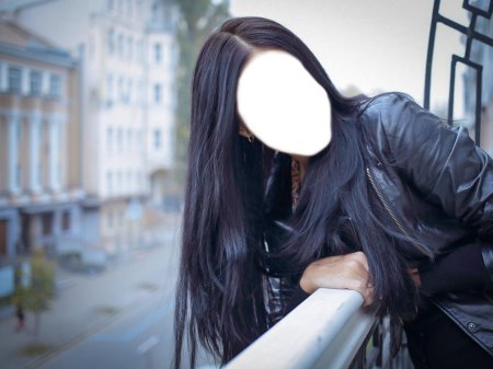 Брюнетка с черными длинными волосами