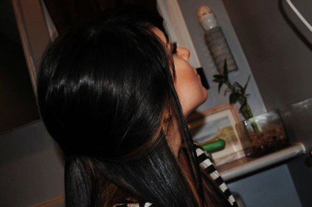 Брюнетка с боку