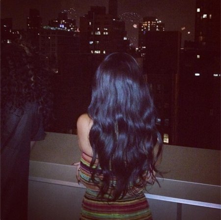 Девушка со спины брюнетка с длинными волосами