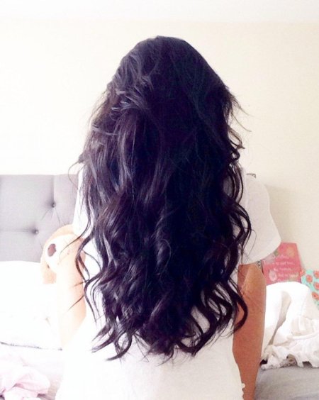 Девушка сзади с длинными волосами