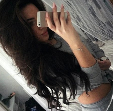Селфи брюнеток с длинными волосами