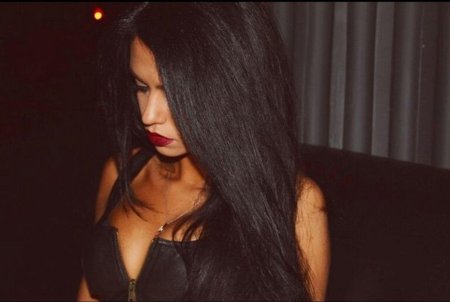 Красивая девушка брюнетка с длинными волосами