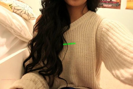 Брюнетка в свитере