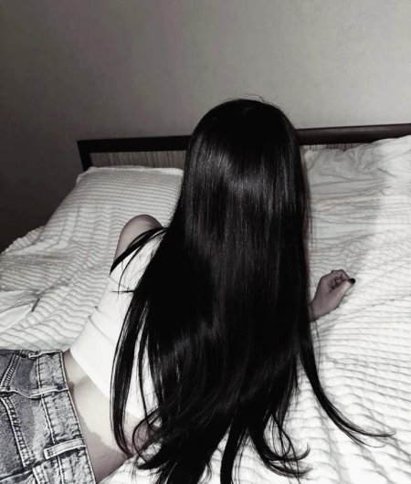 Длинные черные волосы