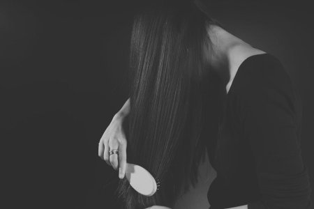 Рука в волосах