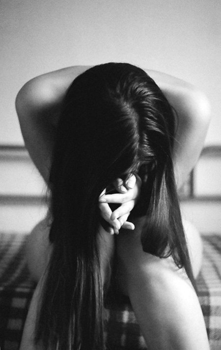 Девушка брюнетка без лица