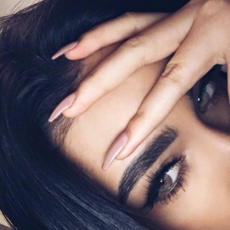 Девушка с черными волосами