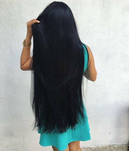 Брюнетка с длинными волосами