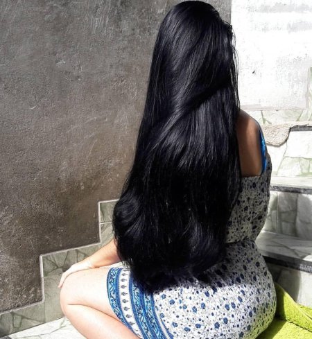 Девушка с длинными черными волосами