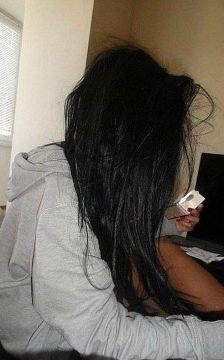 Брюнетка с длинными волосами