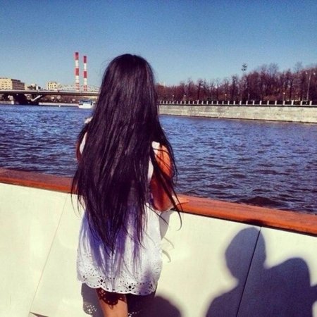 Брюнетка с длинными волосами