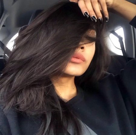 Девушка брюнетка с длинными волосами