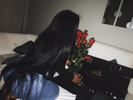 Девушка с цветами без лица с темными волосами