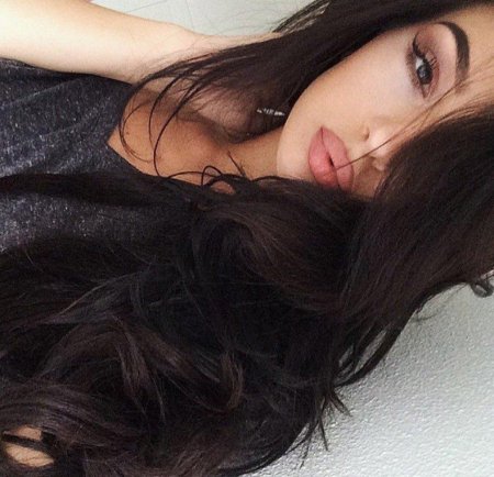 Брюнетка с длинными волосами