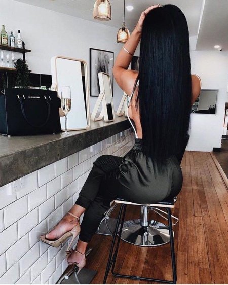 Брюнетка с длинными волосами спиной