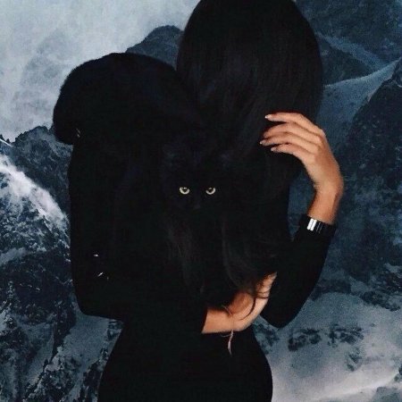 Девушка брюнетка с каре