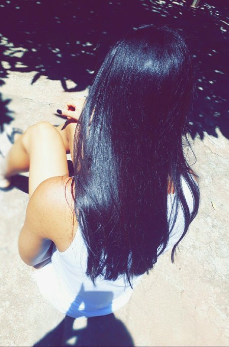 Девушка с черными волосами со спины