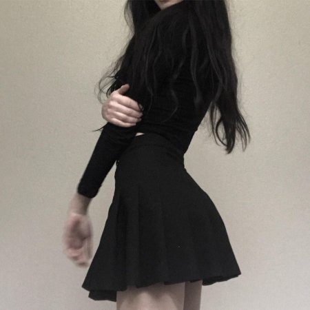 Девушка с черными волосами