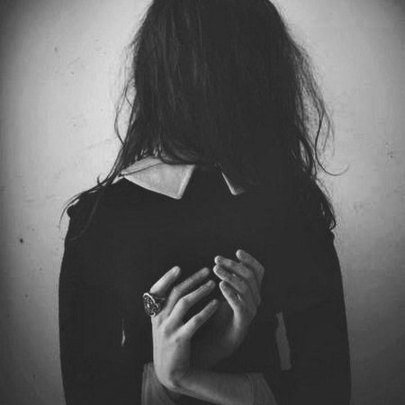 Грустная девушка с закрытым лицом