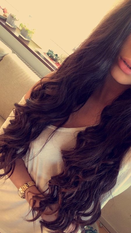 Брюнетка с длинными волосами