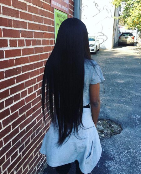 Девушка с длинными темными волосами