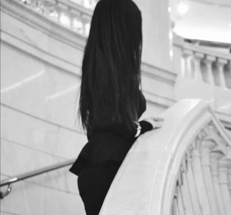 Девушка с черными волосами со спины