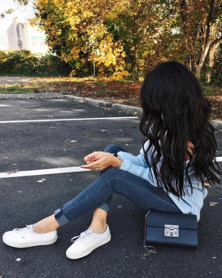 Девушка с длинными черными волосами