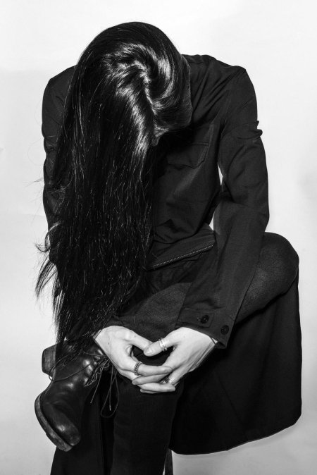 Парень с длинными черными волосами