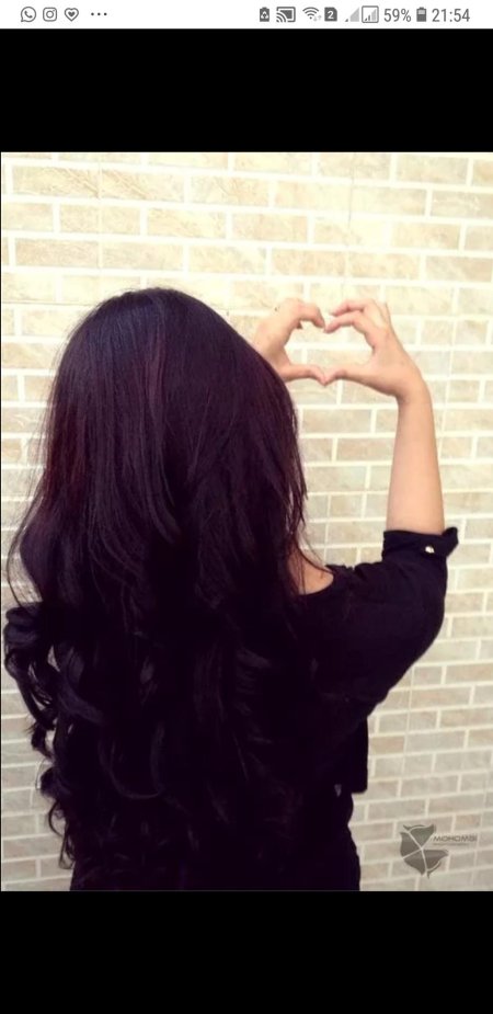 Брюнетка с длинными волосами