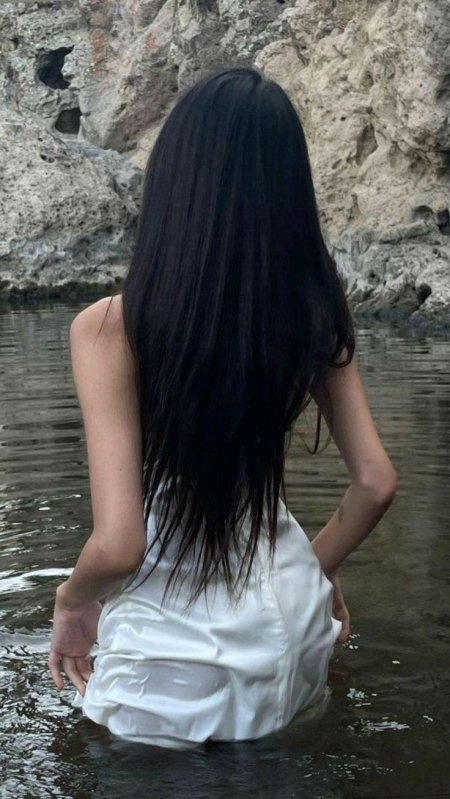 Брюнетка девушка