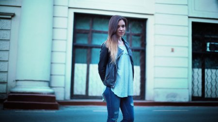 Девушка в куртке