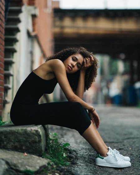 Позы для фотосессии для девушек на улице