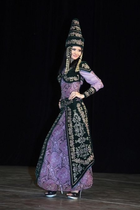 Национальный казахский костюм женский