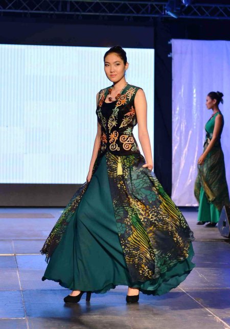 Аида кауменова платья