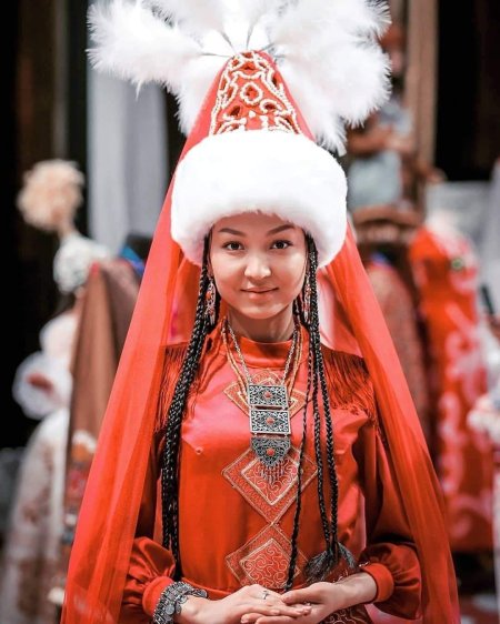 Узбечка в национальном костюме