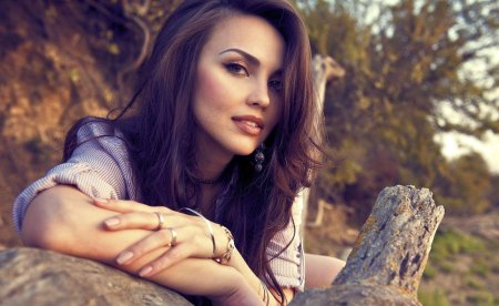 Красивая девушка брюнетка