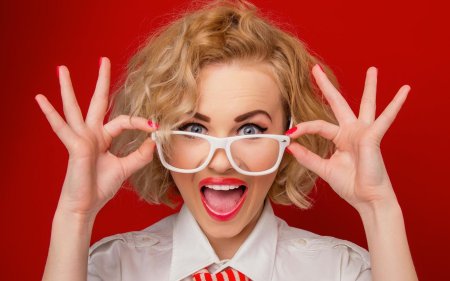 Удивленная девушка