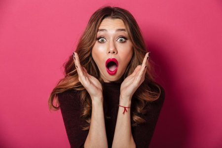 Девушка удивляется